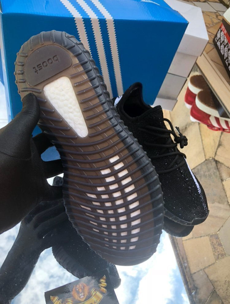 Yeezy boost 350 v2 oreo