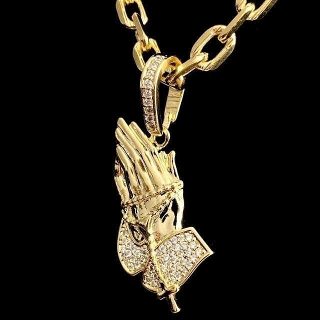 pingente cravejado mao orando 4,5 x 2,5 cm